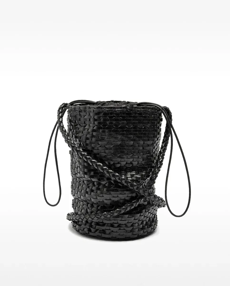 Женская сумка-бандо из гладкой плетёной кожи в стиле бомбонера Parfois, черный
Женская сумка-бандо из гладкой плетёной кожи в стиле бомбонера Parfois, черный