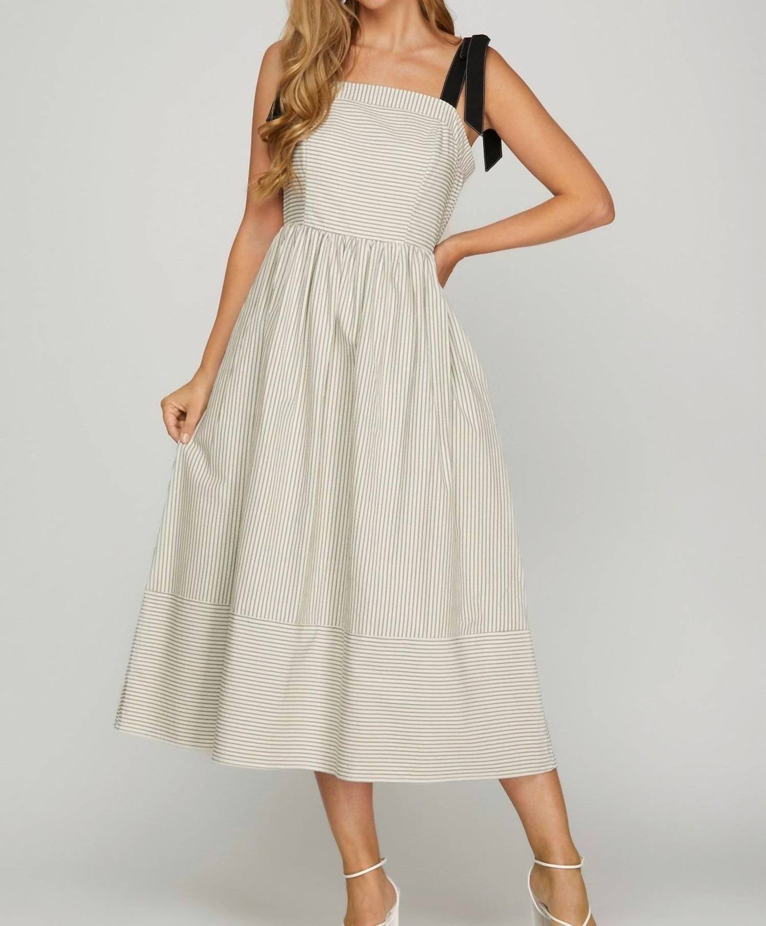 Платье миди в полоску с ленточным поясом цвета слоновой кости SHE + SKY
Платье миди в полоску с ленточным поясом цвета слоновой кости SHE + SKY