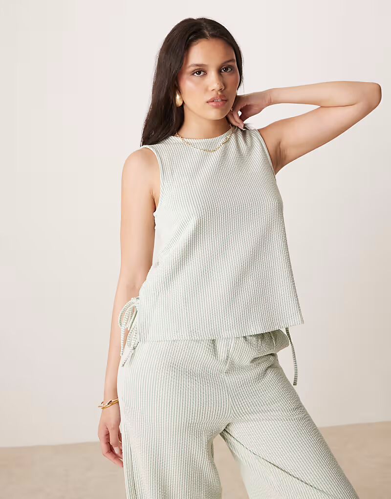 Кофта без рукавов Vila с текстурированной полоской и завязками сбоку, зеленого и кремового цветов
Кофта без рукавов Vila с текстурированной полоской и завязками сбоку, зеленого и кремового цветов