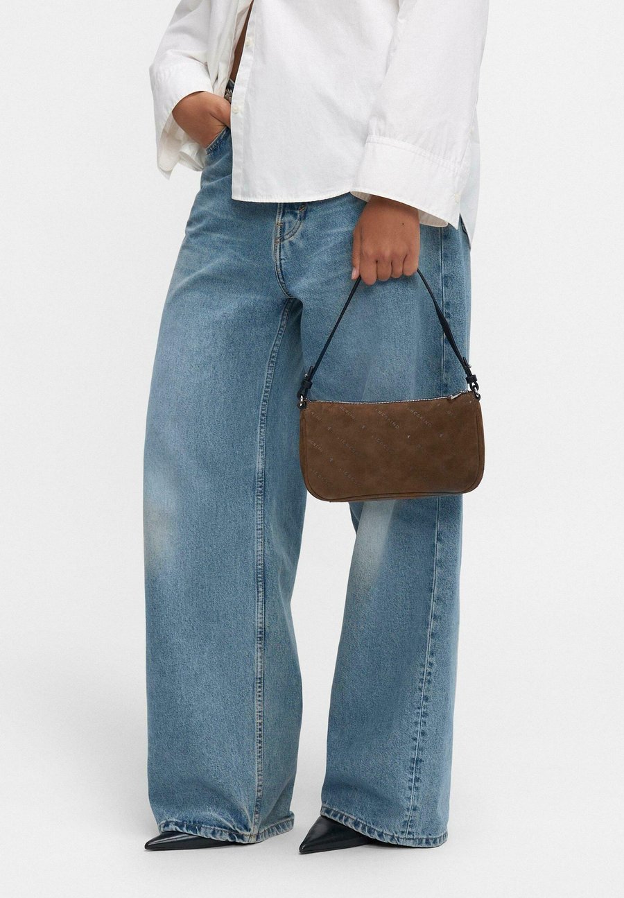 Сумка Liebeskind Berlin MONOGRAM AUS MIT SCHRIFTZUG, Cognac/Brown
Сумка Liebeskind Berlin MONOGRAM AUS MIT SCHRIFTZUG, Cognac/Brown