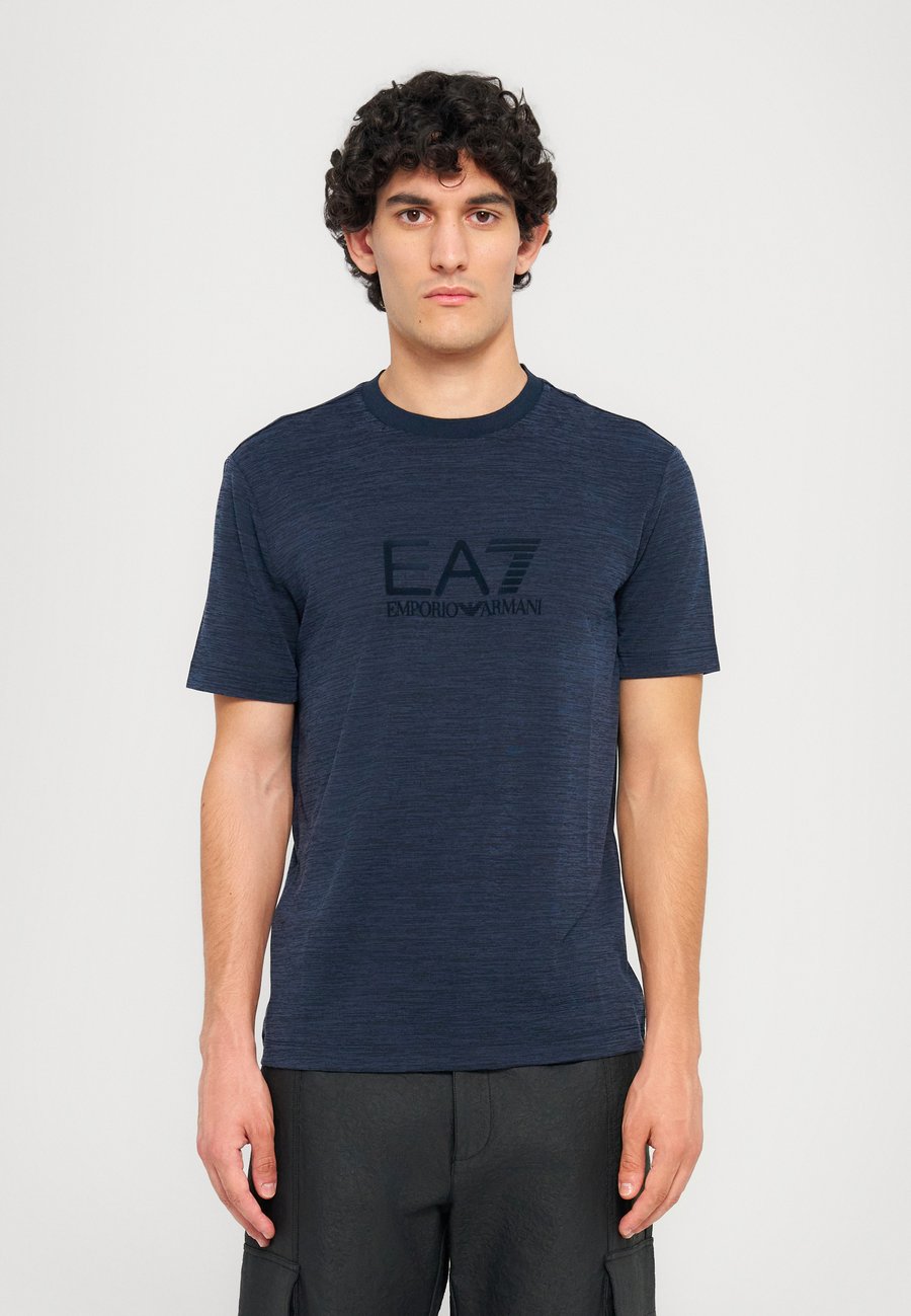 Футболка EA7 Emporio Armani TRAIN TEE BIG LOGO, Blue/Dark Blue, Синий, Футболка EA7 Emporio Armani TRAIN TEE BIG LOGO, Blue/Dark Blue
Футболка EA7 Emporio Armani TRAIN TEE BIG LOGO, Blue/Dark Blue, Синий, Футболка EA7 Emporio Armani TRAIN TEE BIG LOGO, Blue/Dark Blue