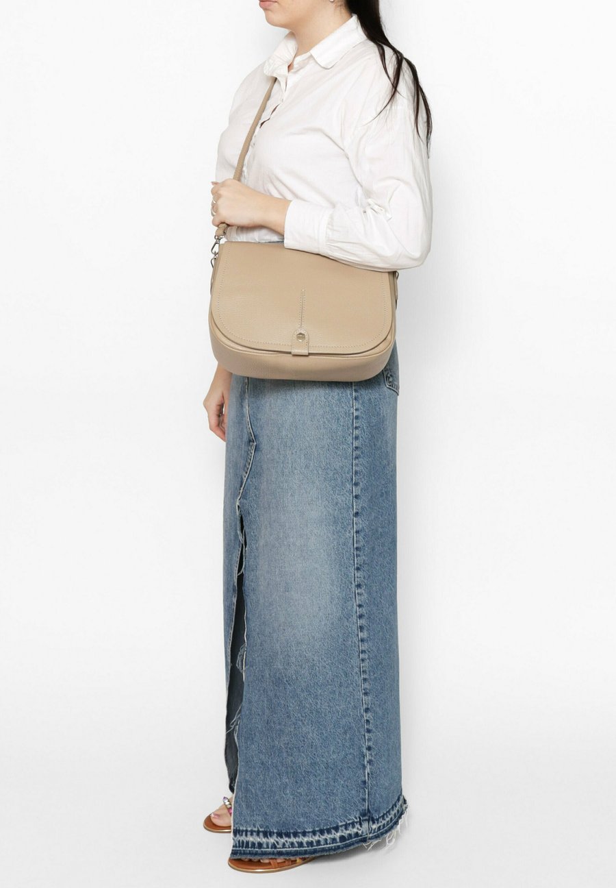 Сумка Chiara Ferretti Handbag, Taupe
Сумка Chiara Ferretti Handbag, Taupe