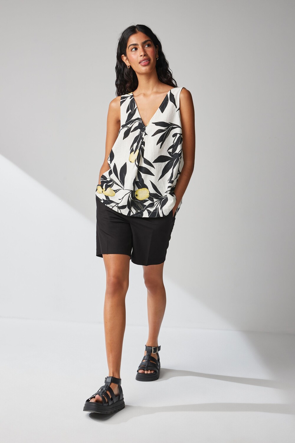 Летний топ с V-образным вырезом и смесовым льном Next, экрю
Летний топ с V-образным вырезом и смесовым льном Next, экрю