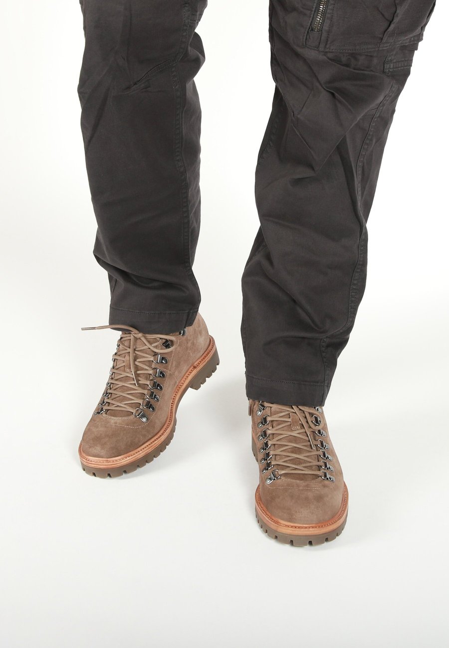 Ботинки Blackstone ROCK TARRANT, Saloon/Brown
Ботинки Blackstone ROCK TARRANT, Saloon/Brown