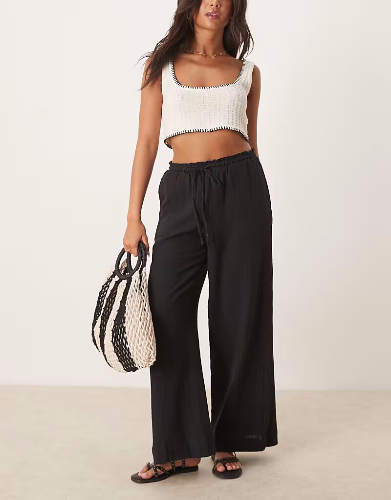 Gina Tricot - Элегантные черные брюки широкого кроя со складками спереди
Gina Tricot - Элегантные черные брюки широкого кроя со складками спереди