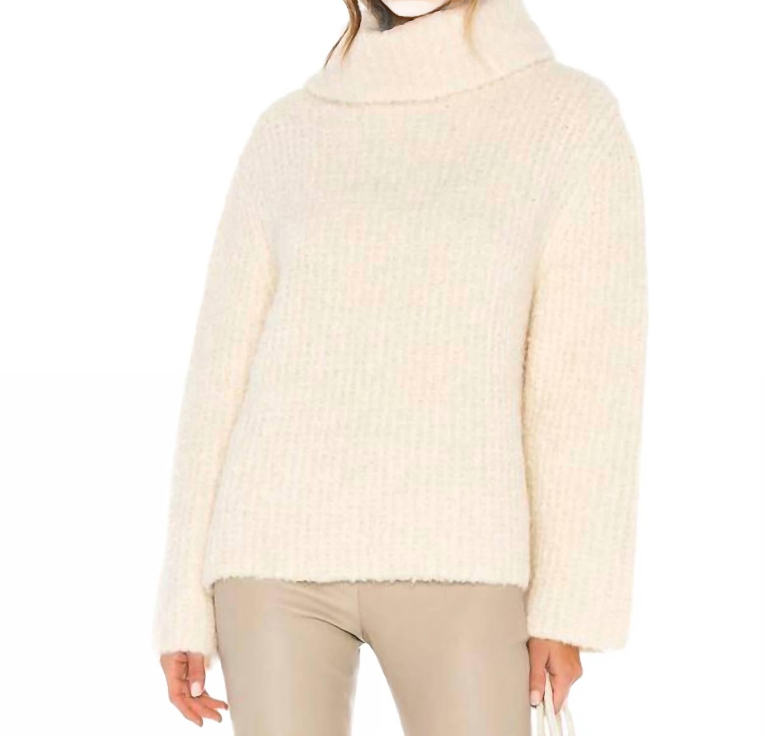 Свитер с воротником-хомут из букле с отворотом, цвет слоновая кость Theory
Свитер с воротником-хомут из букле с отворотом, цвет слоновая кость Theory