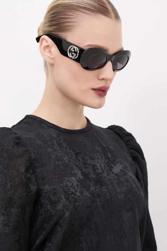 Солнцезащитные очки Gucci, черный
Солнцезащитные очки Gucci, черный