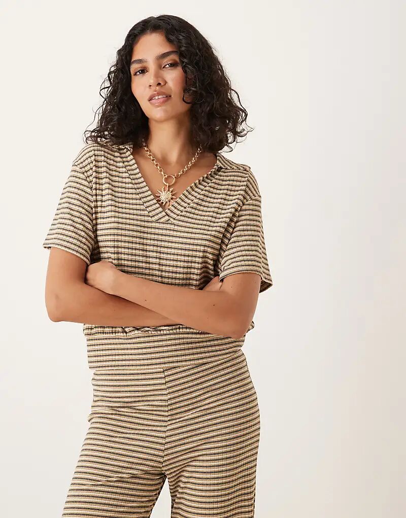 Футболка-поло с короткими рукавами ASOS DESIGN в нейтральную полоску
Футболка-поло с короткими рукавами ASOS DESIGN в нейтральную полоску