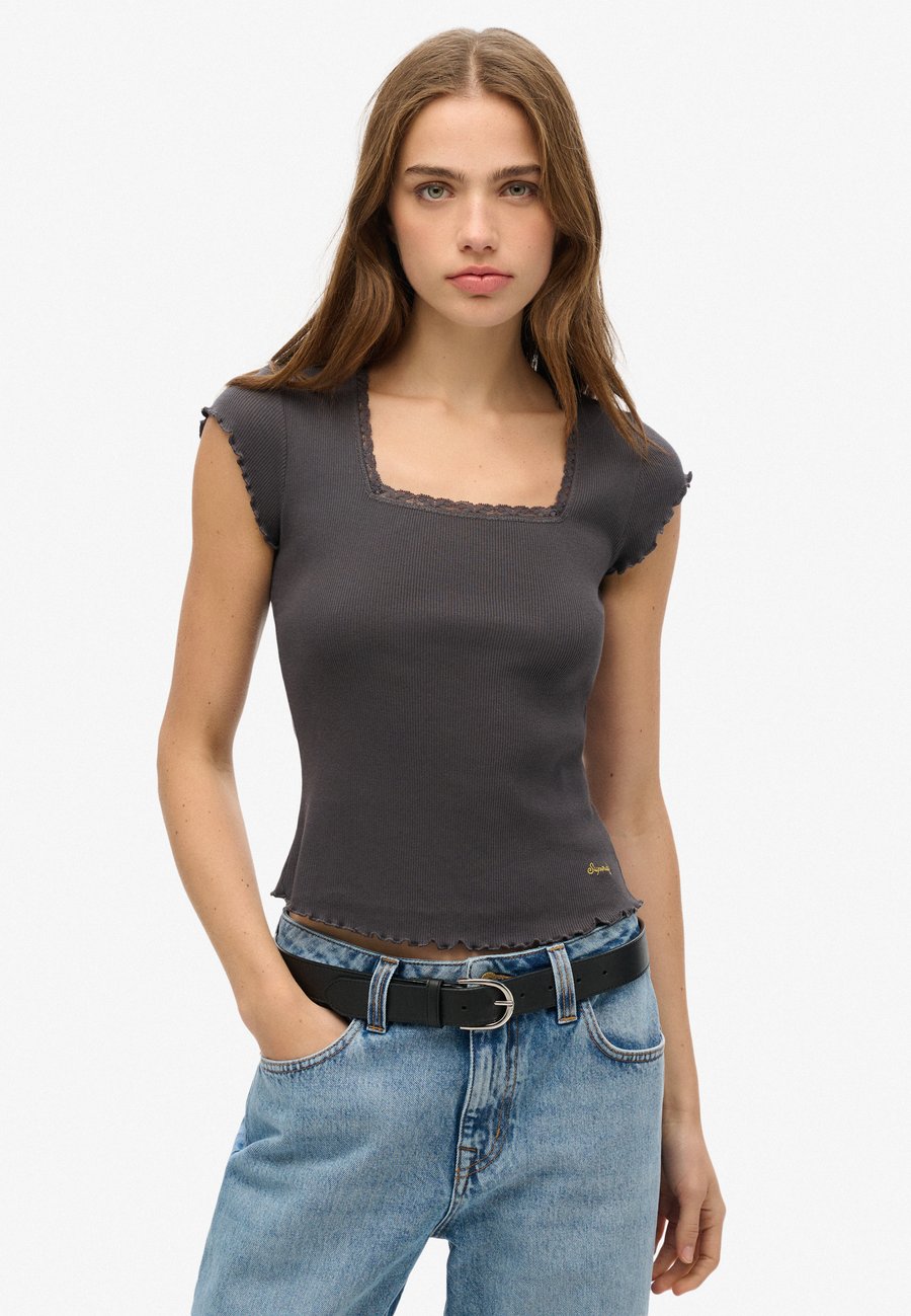 Футболка Superdry & Co ESSENTIAL SQUARE NECK SHORT SLEEVE, Charcoal/Dark Grey, Черный, Футболка Superdry & Co ESSENTIAL SQUARE NECK SHORT SLEEVE, Charcoal/Dark Grey
Футболка Superdry & Co ESSENTIAL SQUARE NECK SHORT SLEEVE, Charcoal/Dark Grey, Черный, Футболка Superdry & Co ESSENTIAL SQUARE NECK SHORT SLEEVE, Charcoal/Dark Grey