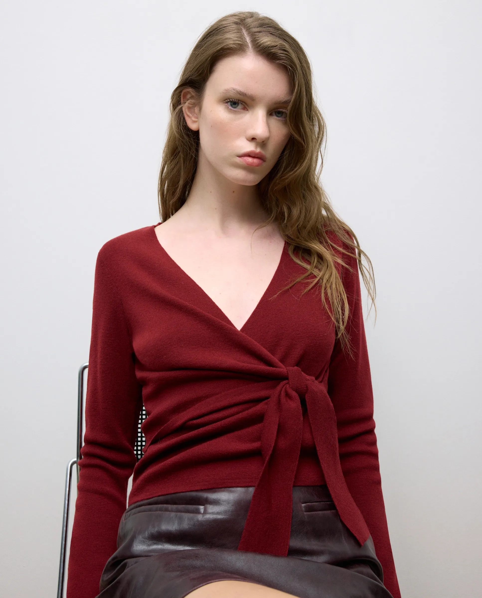 Женский джемпер с длинными рукавами и запахом Tintoretto, бордовый 
Женский джемпер с длинными рукавами и запахом Tintoretto, бордовый