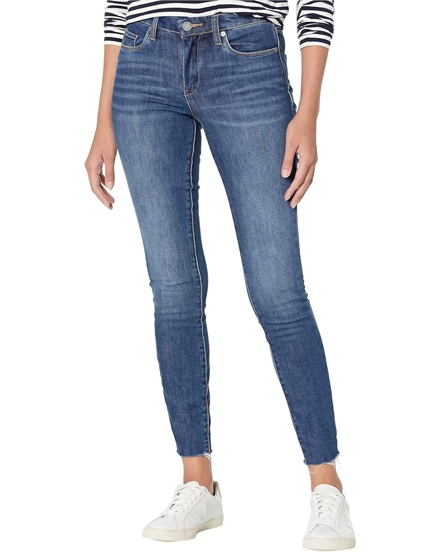 Узкие джинсы Bond средней посадки с пятью карманами в цвете Bluffin BLANKNYC 
Узкие джинсы Bond средней посадки с пятью карманами в цвете Bluffin BLANKNYC