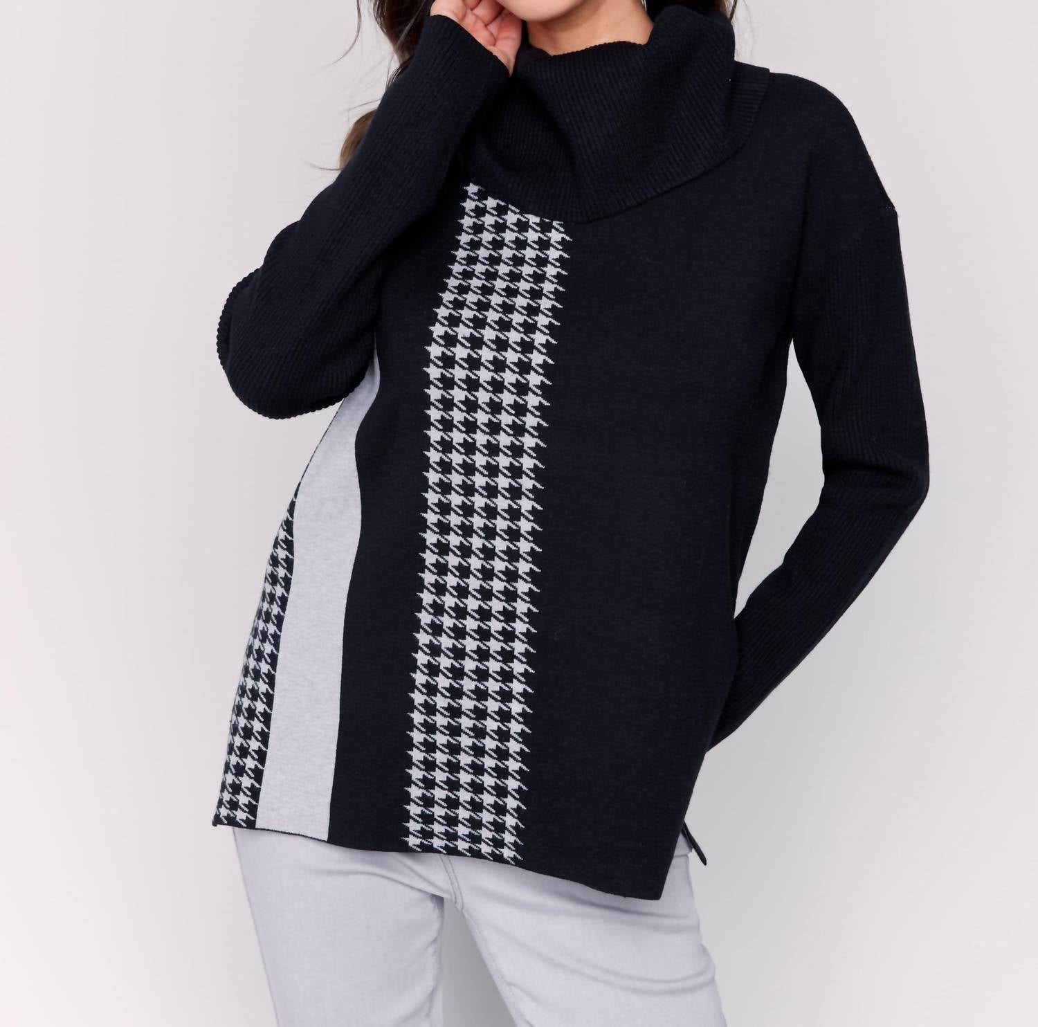 Черный свитер с драпировкой на шее CHARLIE B
Черный свитер с драпировкой на шее CHARLIE B