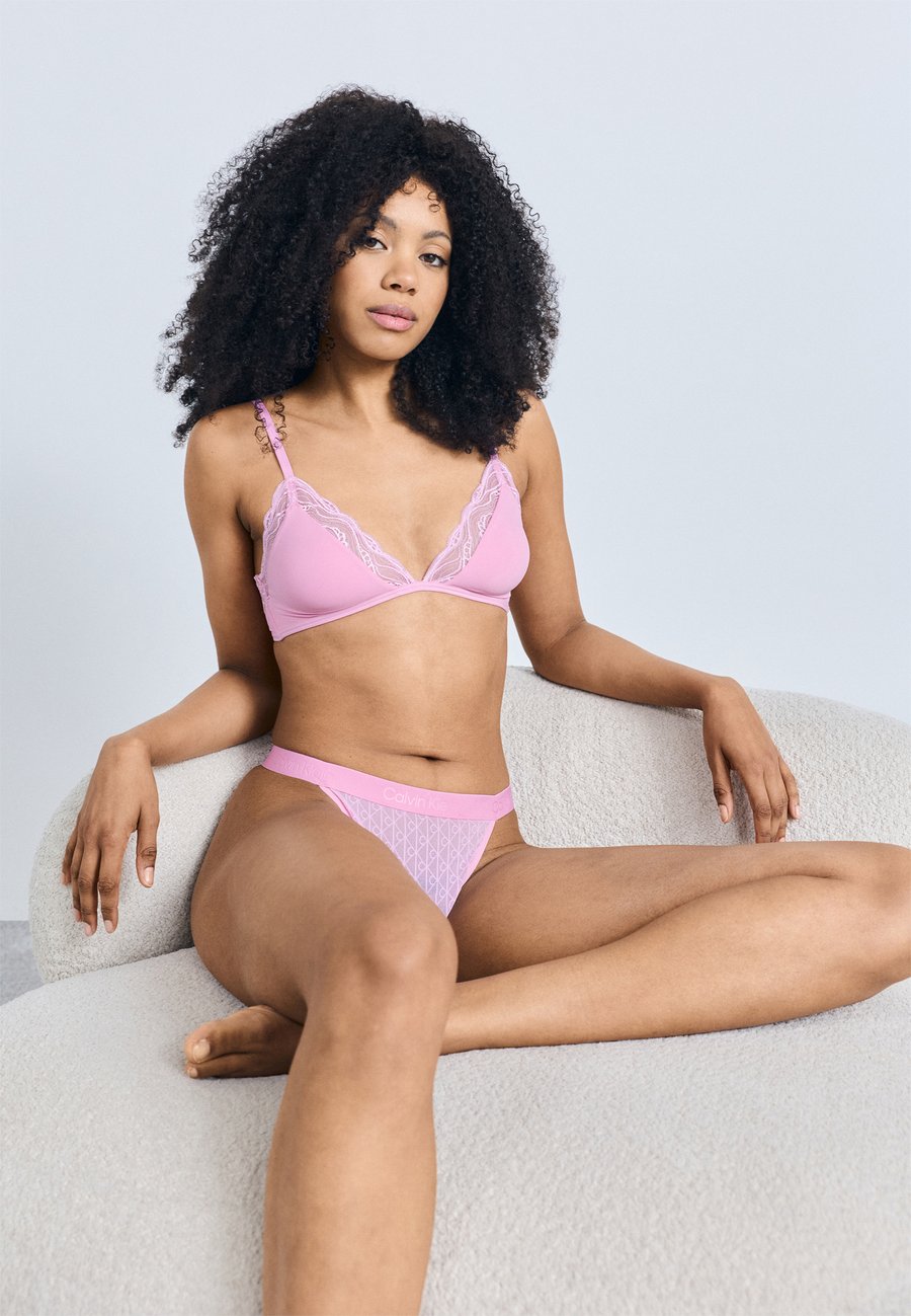 Трусы Calvin Klein Underwear THONG, Pink Essence/Pink
Трусы Calvin Klein Underwear THONG, Pink Essence/Pink