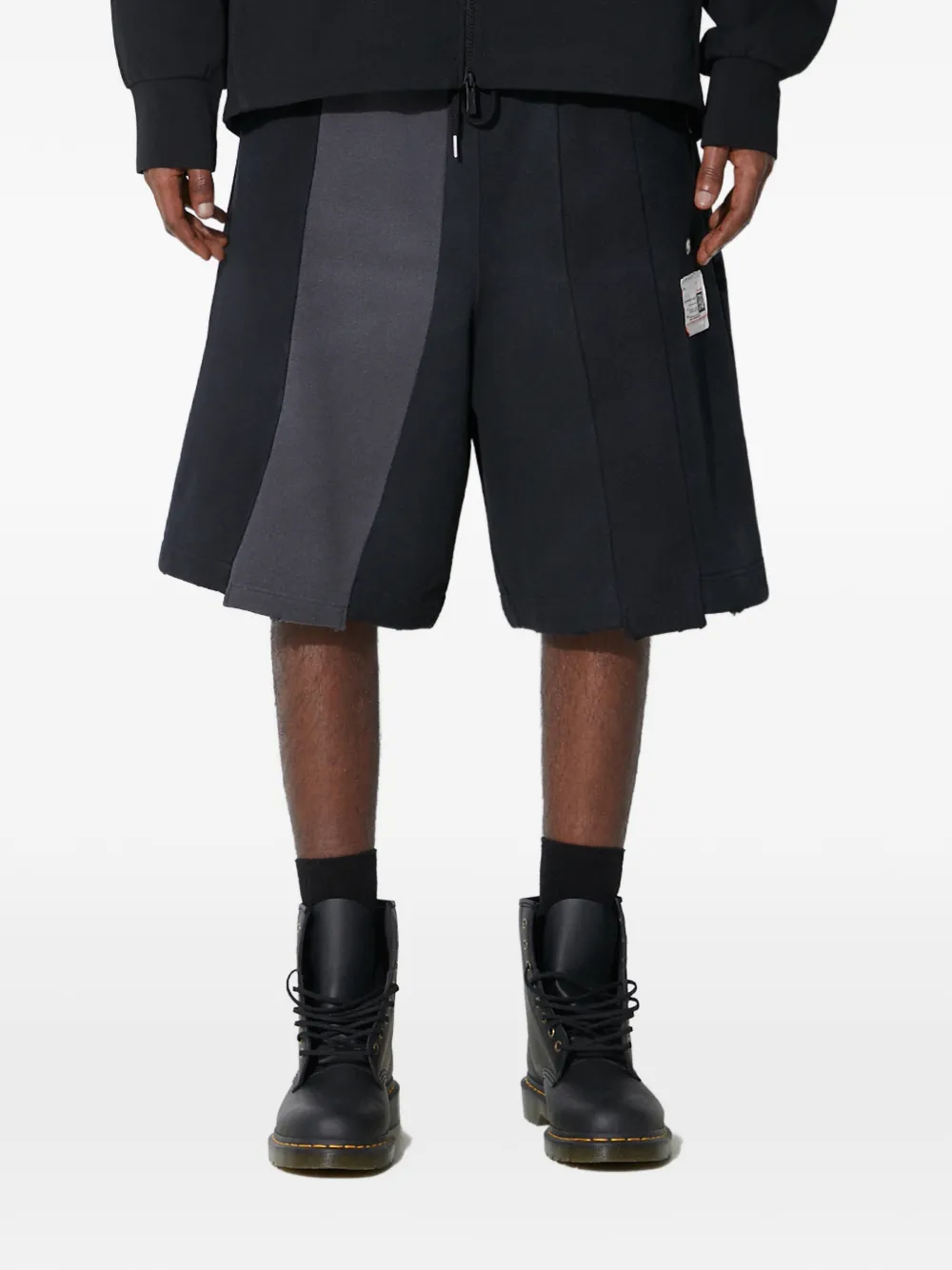 Шорты с нашивкой Maison Mihara Yasuhiro, черный
Шорты с нашивкой Maison Mihara Yasuhiro, черный