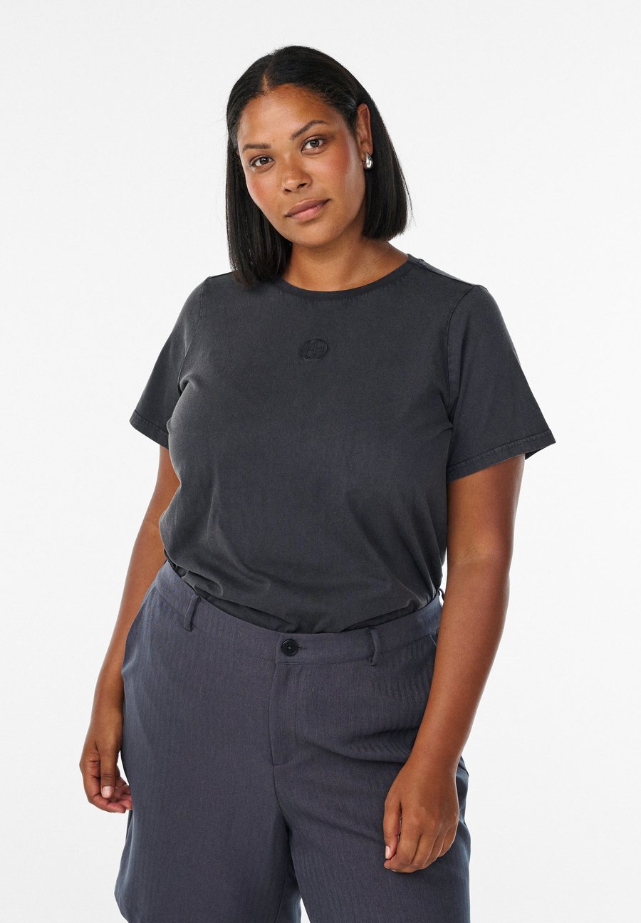 Футболка Zizzi MIT WASHED-LOOK, Grey Washed/Dark Grey, Серый, Футболка Zizzi MIT WASHED-LOOK, Grey Washed/Dark Grey
Футболка Zizzi MIT WASHED-LOOK, Grey Washed/Dark Grey, Серый, Футболка Zizzi MIT WASHED-LOOK, Grey Washed/Dark Grey