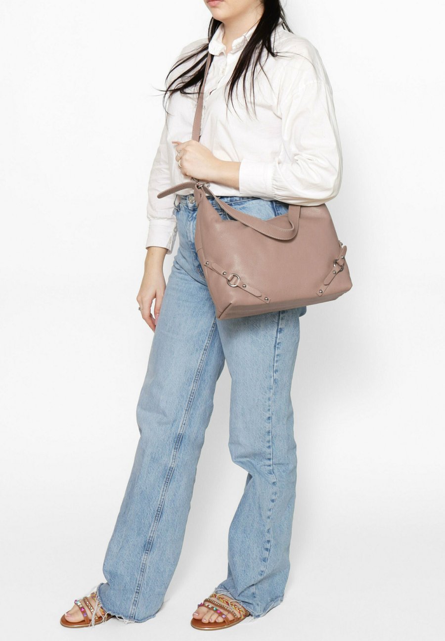 Сумка Chiara Ferretti SHOULDER , Light Pink
Сумка Chiara Ferretti SHOULDER , Light Pink