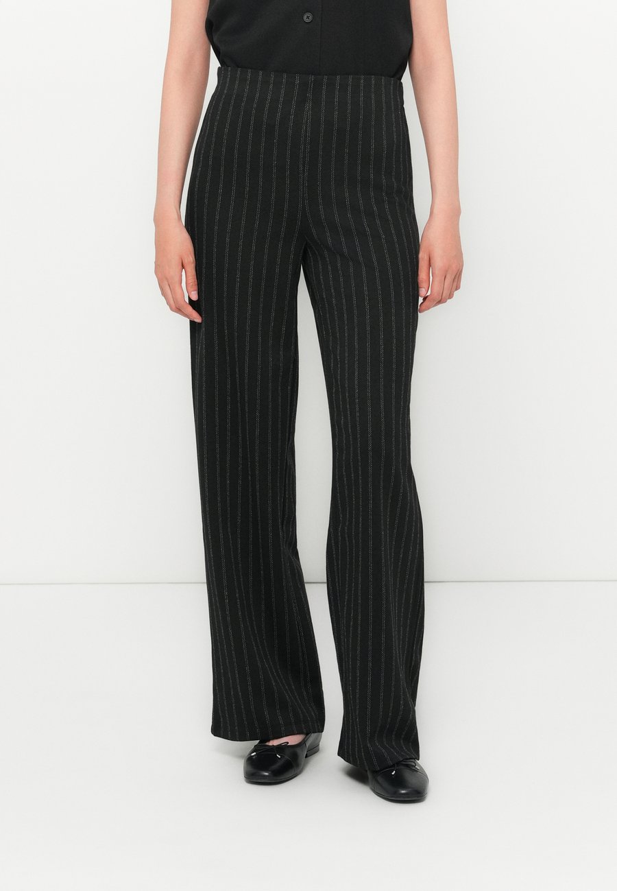 Брюки Pieces PCJIANNAH , Black/Cloud Dancer/Black
Брюки Pieces PCJIANNAH , Black/Cloud Dancer/Black