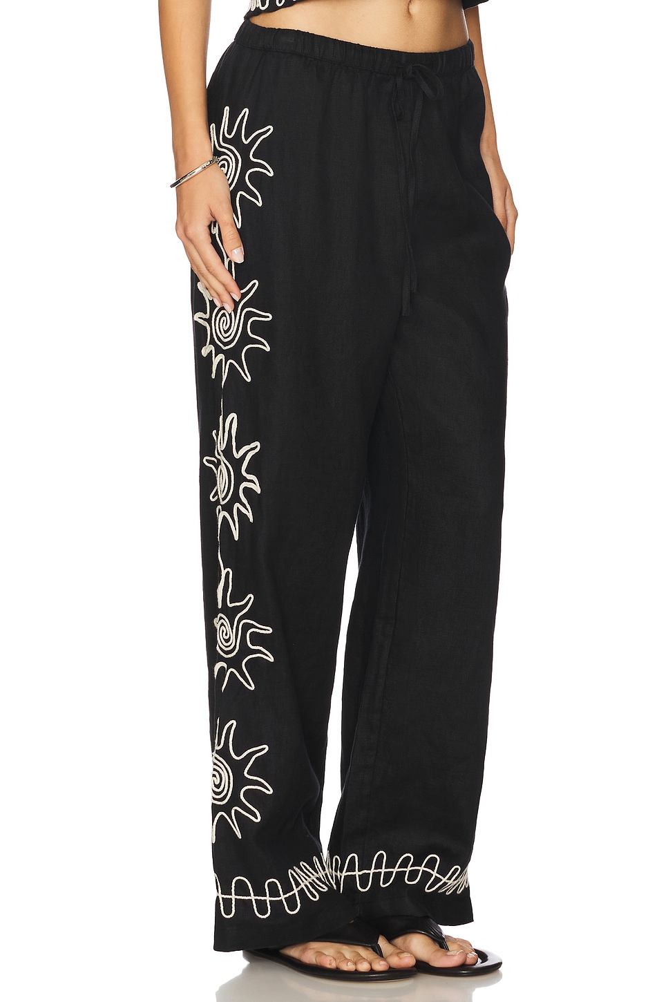 Брюки Emmie Rails с вышивкой в виде солнца
Брюки Emmie Rails с вышивкой в виде солнца