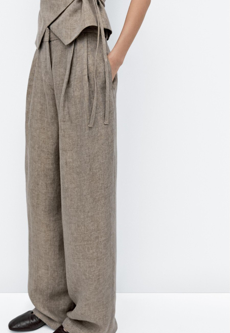 Брюки Massimo Dutti DOUBLE DARTS, Mottled Beige
Брюки Massimo Dutti DOUBLE DARTS, Mottled Beige