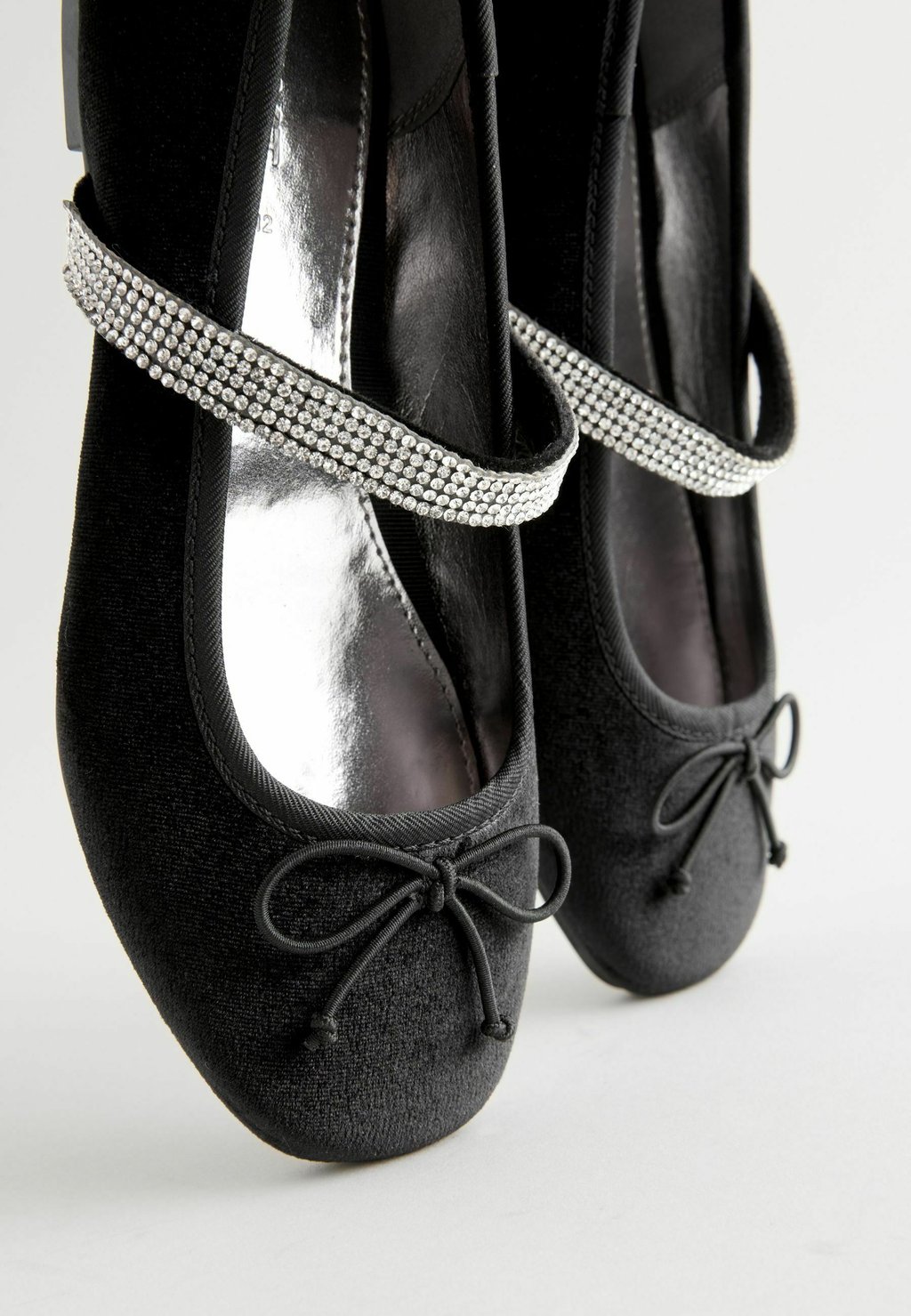 Балетки с ремешком на щиколотке GLITTER MARY JANE Next, черный
Балетки с ремешком на щиколотке GLITTER MARY JANE Next, черный