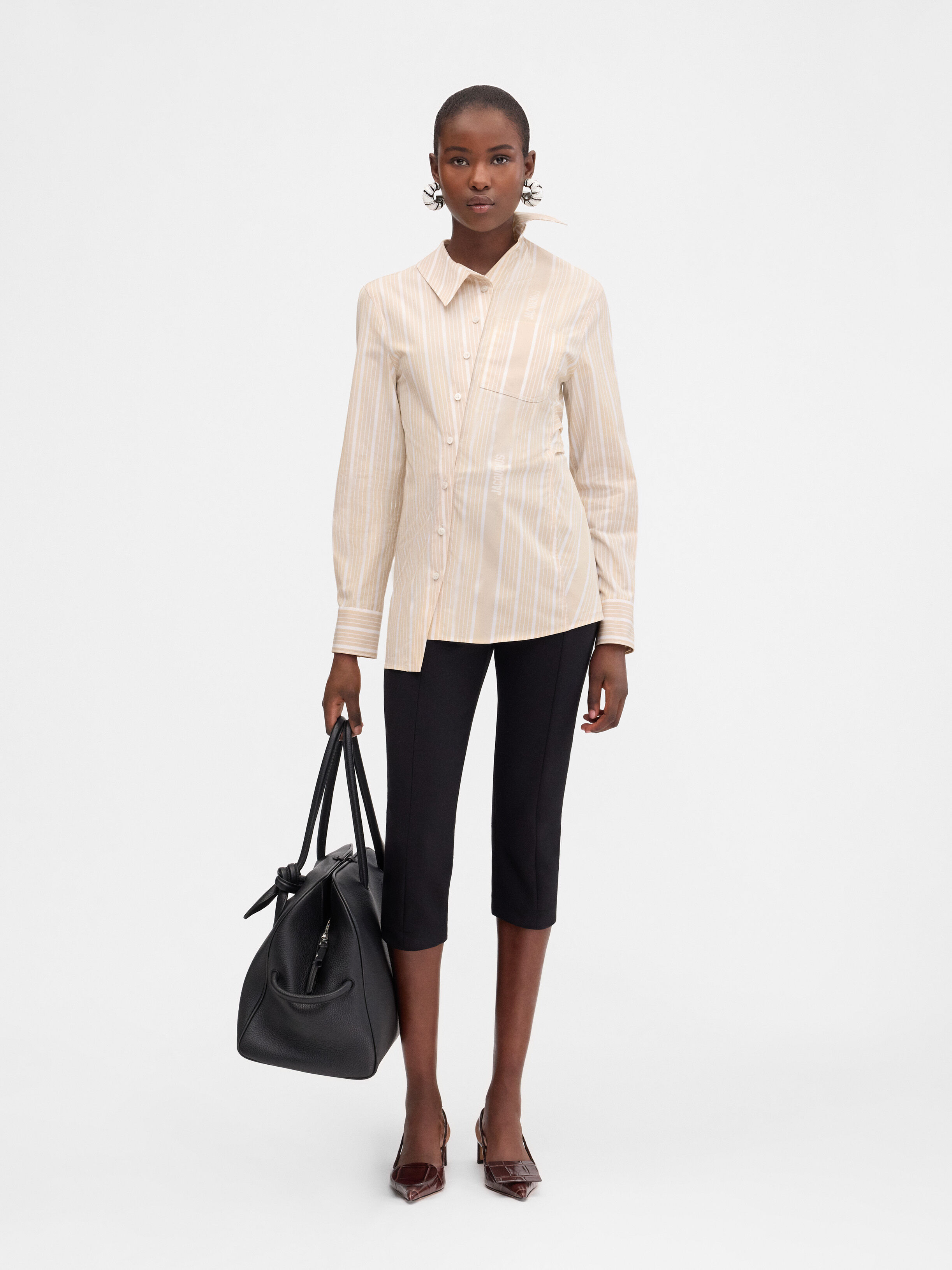 Асимметричная полосатая рубашка JACQUEMUS The Pablo shirt, цвет Jacquard Business Big Logo Stripes Beige/White
Асимметричная полосатая рубашка JACQUEMUS The Pablo shirt, цвет Jacquard Business Big Logo Stripes Beige/White