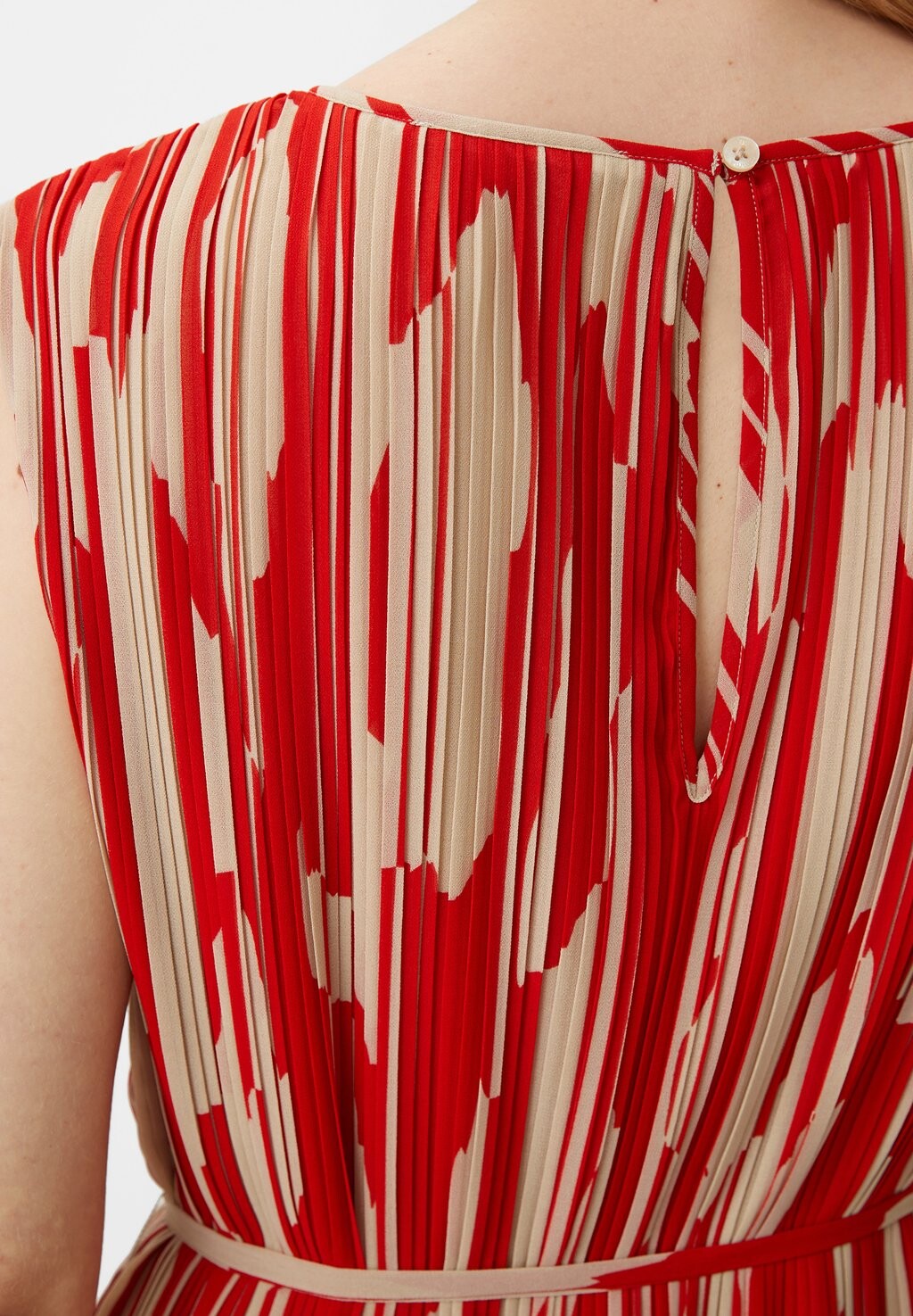 Дневное платье MIT PLISSEEFALTEN comma, красный
Дневное платье MIT PLISSEEFALTEN comma, красный