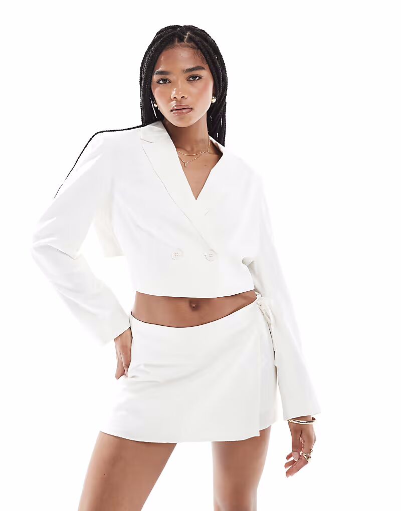 Укороченный пиджак Stradivarius с открытой спиной белого цвета
Укороченный пиджак Stradivarius с открытой спиной белого цвета