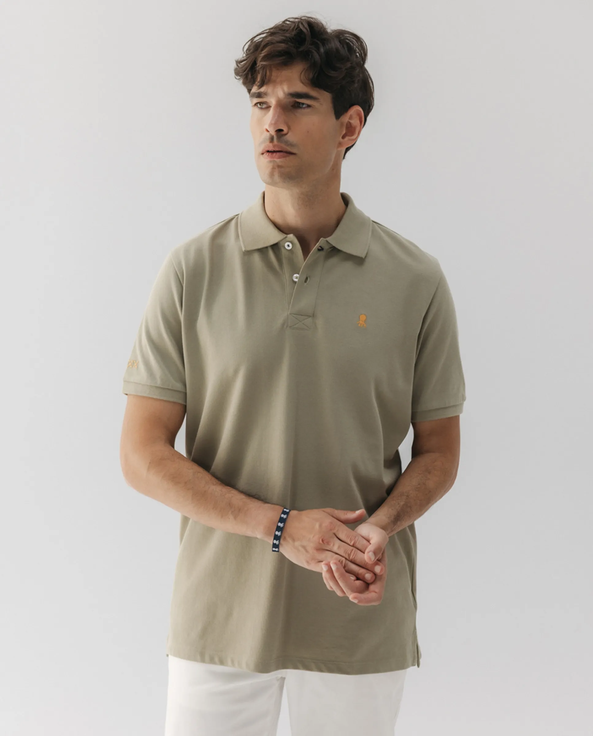 Мужское короткое поло из пике с логотипом на груди El Pulpo, военный зеленый
Мужское короткое поло из пике с логотипом на груди El Pulpo, военный зеленый