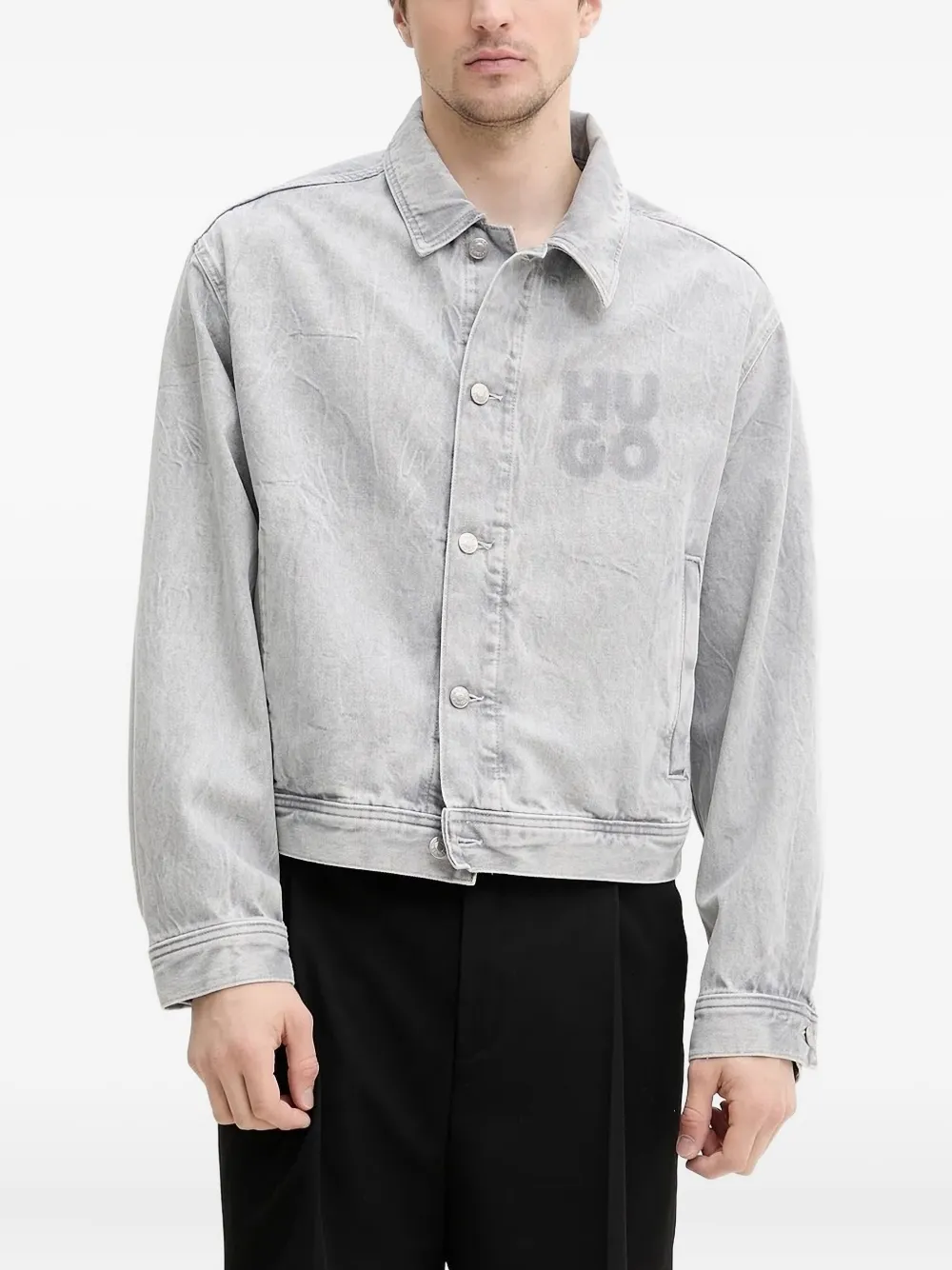 Джинсовая куртка с логотипом HUGO, серый
Джинсовая куртка с логотипом HUGO, серый