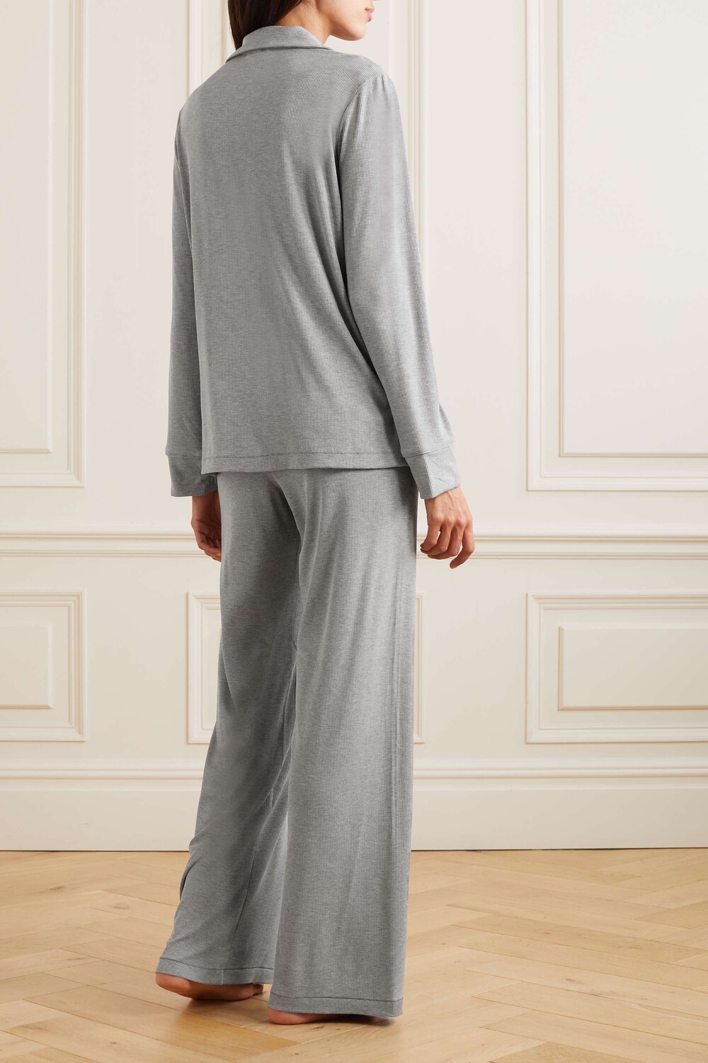 SKIMS Набор для сна Soft Lounge Sleep Set - Heather Grey, серый
SKIMS Набор для сна Soft Lounge Sleep Set - Heather Grey, серый