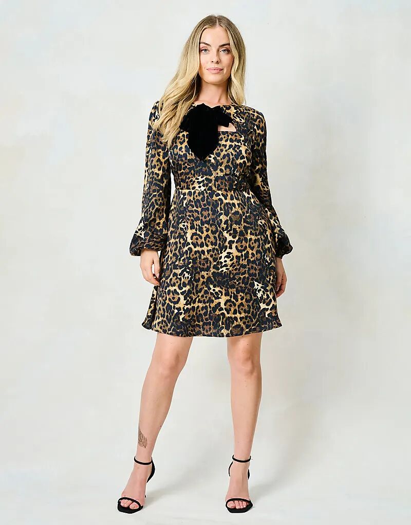 Hope & Ivy. Платье-рубашка в стиле индийского кроя с рукавами-блузонами и бархатным воротником-стойкой коричневого цвета.
Hope & Ivy. Платье-рубашка в стиле индийского кроя с рукавами-блузонами и бархатным воротником-стойкой коричневого цвета.