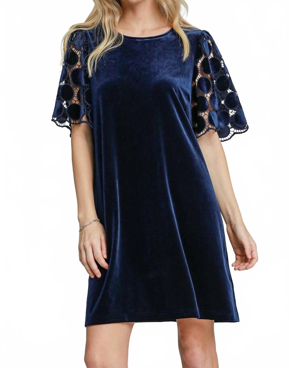 Umgee Бархатное платье в горошек с кружевными рукавами, темно-синего цвета
Umgee Бархатное платье в горошек с кружевными рукавами, темно-синего цвета
