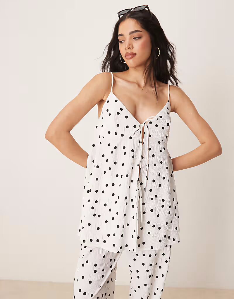 Длинная майка ASOS DESIGN белого цвета с завязками спереди и текстурированным принтом в горошек
Длинная майка ASOS DESIGN белого цвета с завязками спереди и текстурированным принтом в горошек