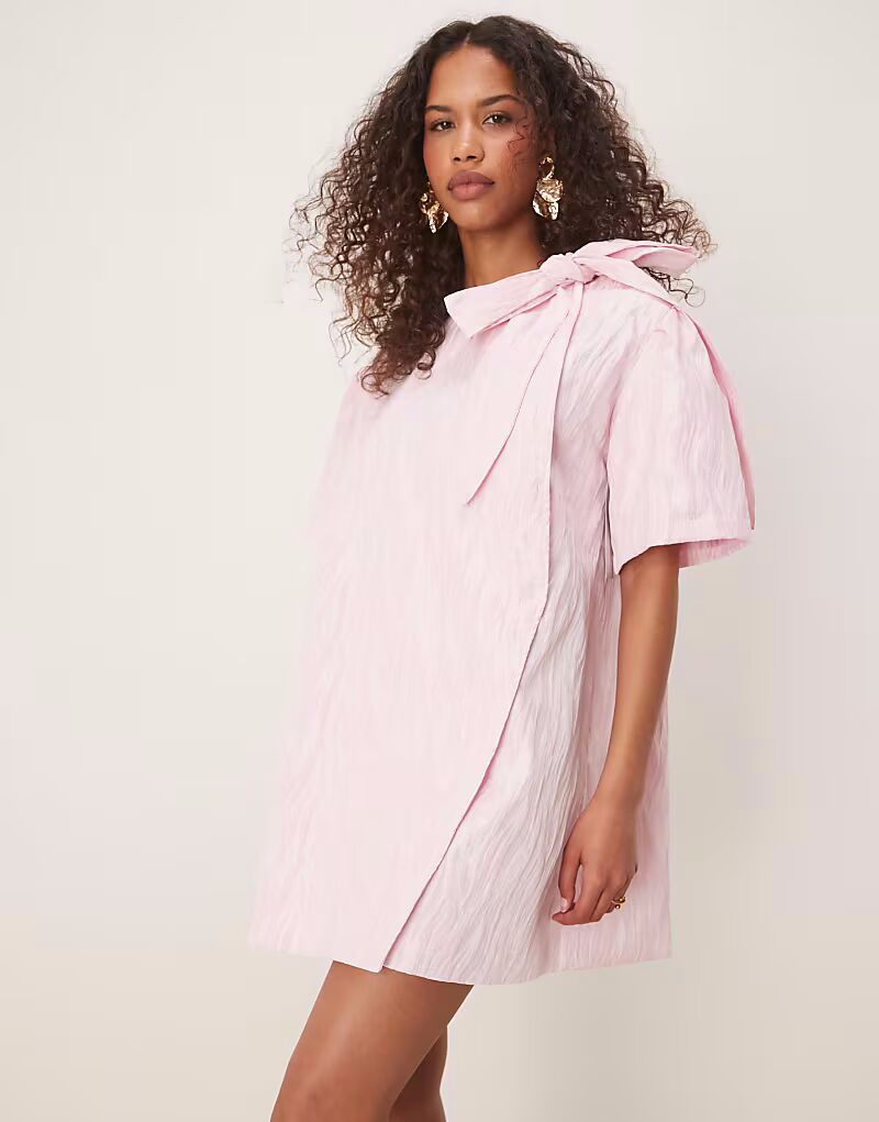 Мини-платье Ghospell с запахом и объемным бантом в розовом зебровом принте
Мини-платье Ghospell с запахом и объемным бантом в розовом зебровом принте