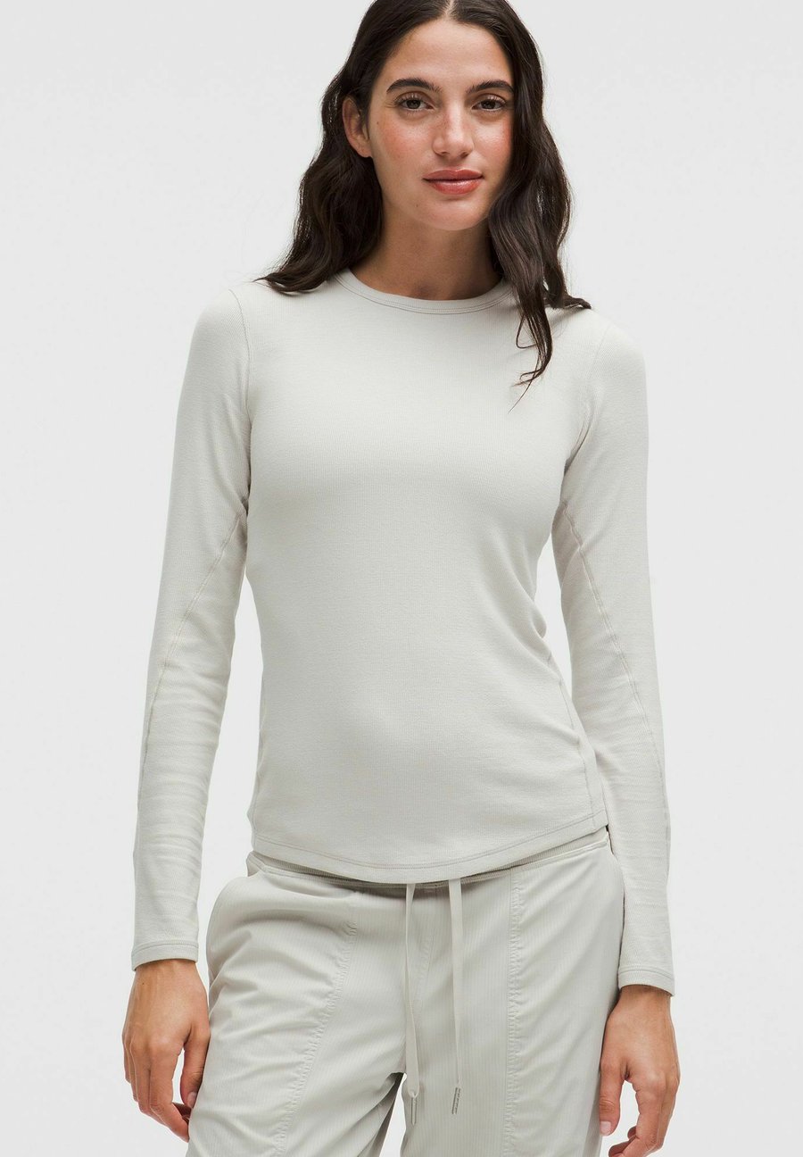 Топ lululemon HOLD TIGHT LONG SLEEVE, Dove Grey/Light Grey
Топ lululemon HOLD TIGHT LONG SLEEVE, Dove Grey/Light Grey