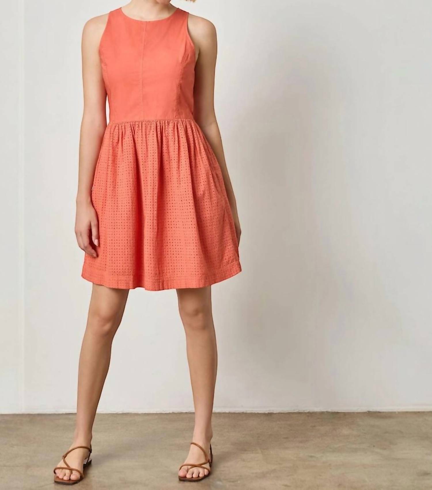 Мини-платье с высоким воротником и люверсами в терракотовом цвете Lilla P, Terracotta
Мини-платье с высоким воротником и люверсами в терракотовом цвете Lilla P, Terracotta