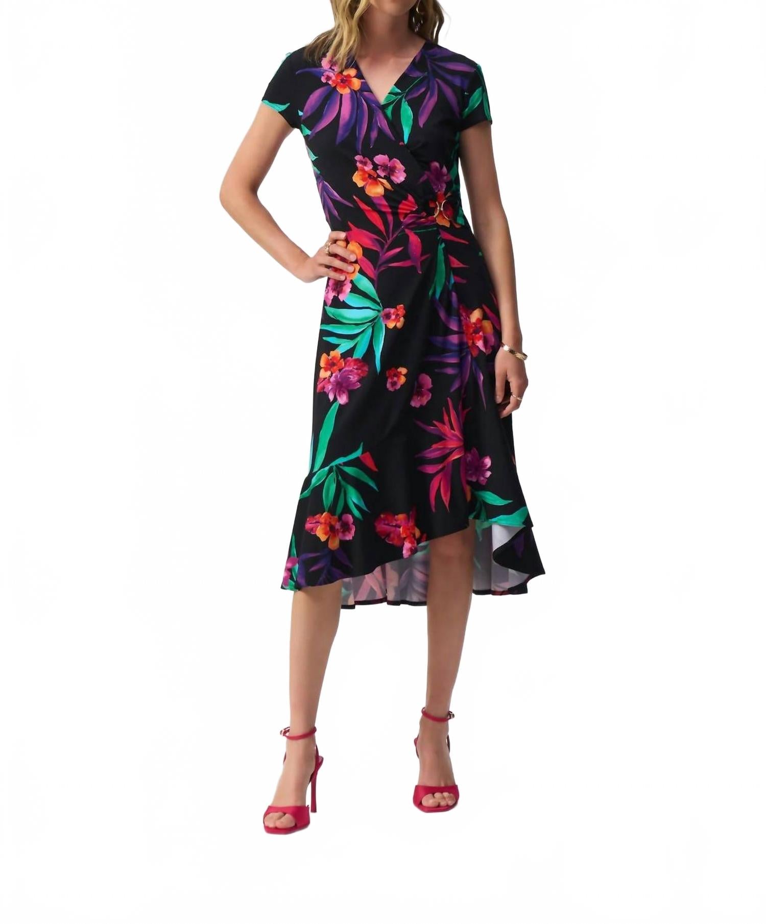 Черное платье миди с тропическим принтом и запахом Joseph Ribkoff
Черное платье миди с тропическим принтом и запахом Joseph Ribkoff