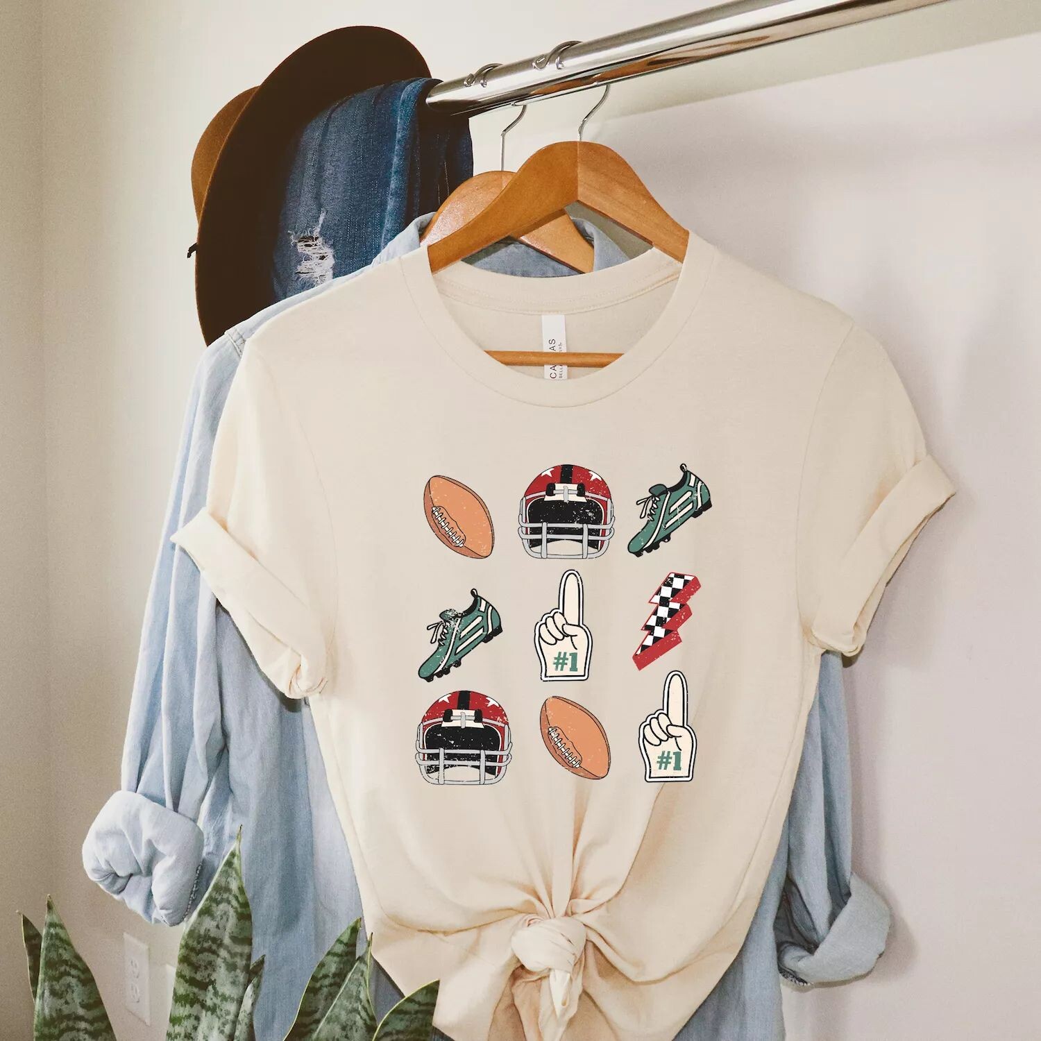 Футболка Football Collage с короткими рукавами и рисунком Simply Sage Market
Футболка Football Collage с короткими рукавами и рисунком Simply Sage Market