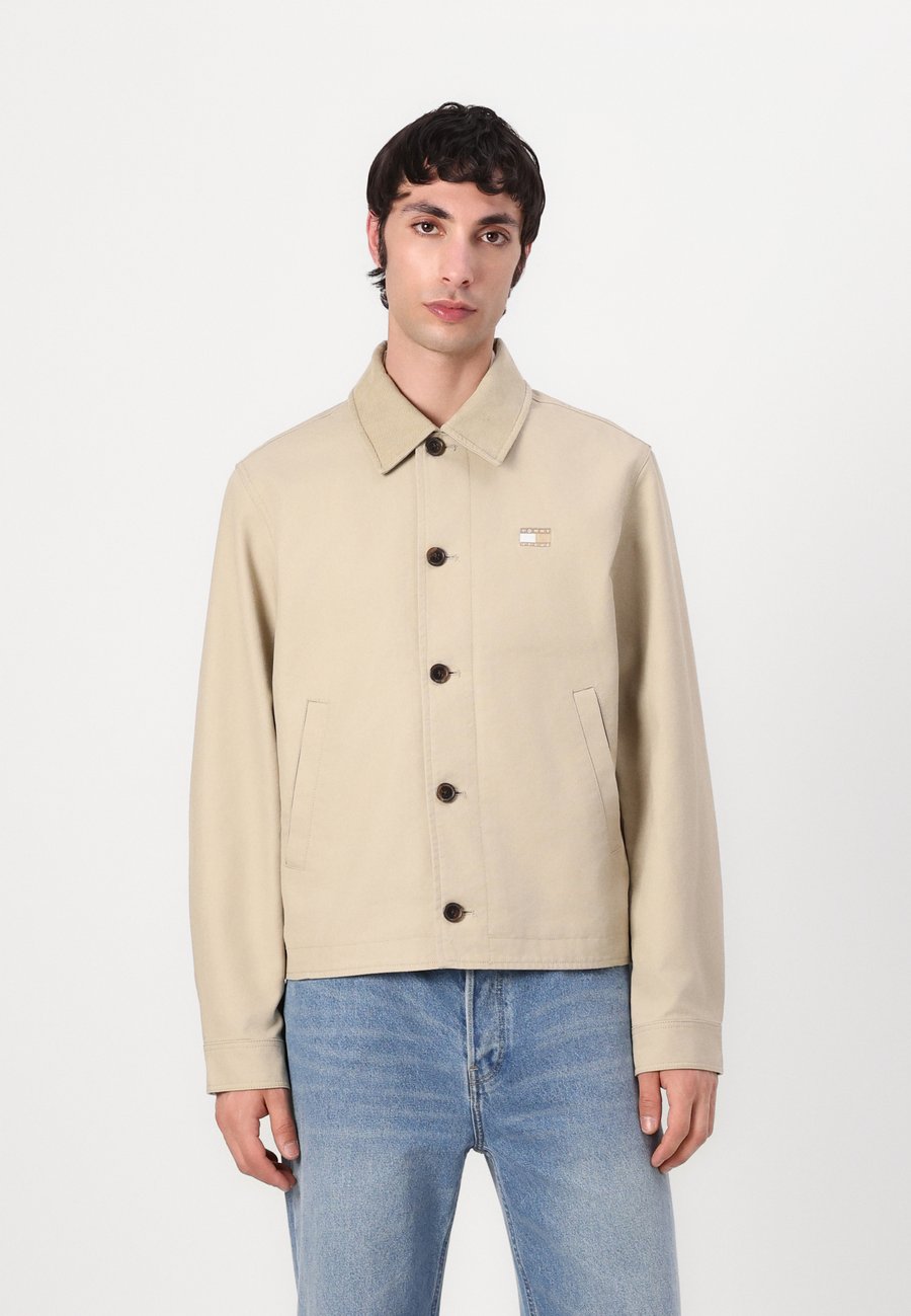 Куртка Tommy Jeans CHORE JACKET, Silt/Khaki
Куртка Tommy Jeans CHORE JACKET, Silt/Khaki