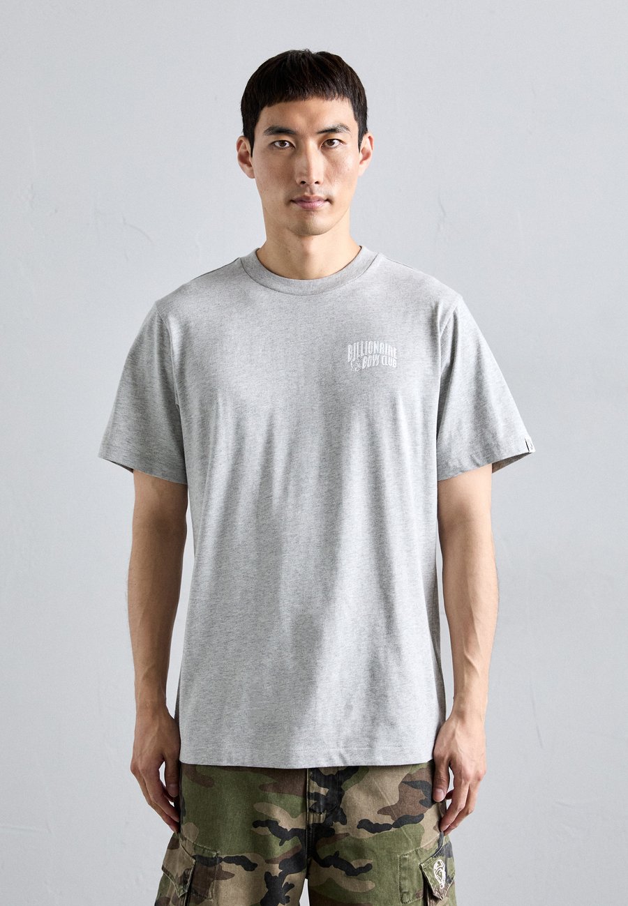 Футболка Billionaire Boys Club SMALL ARCH LOGO, Heather Grey/Grey, Серый, Футболка Billionaire Boys Club SMALL ARCH LOGO, Heather Grey/Grey
Футболка Billionaire Boys Club SMALL ARCH LOGO, Heather Grey/Grey, Серый, Футболка Billionaire Boys Club SMALL ARCH LOGO, Heather Grey/Grey