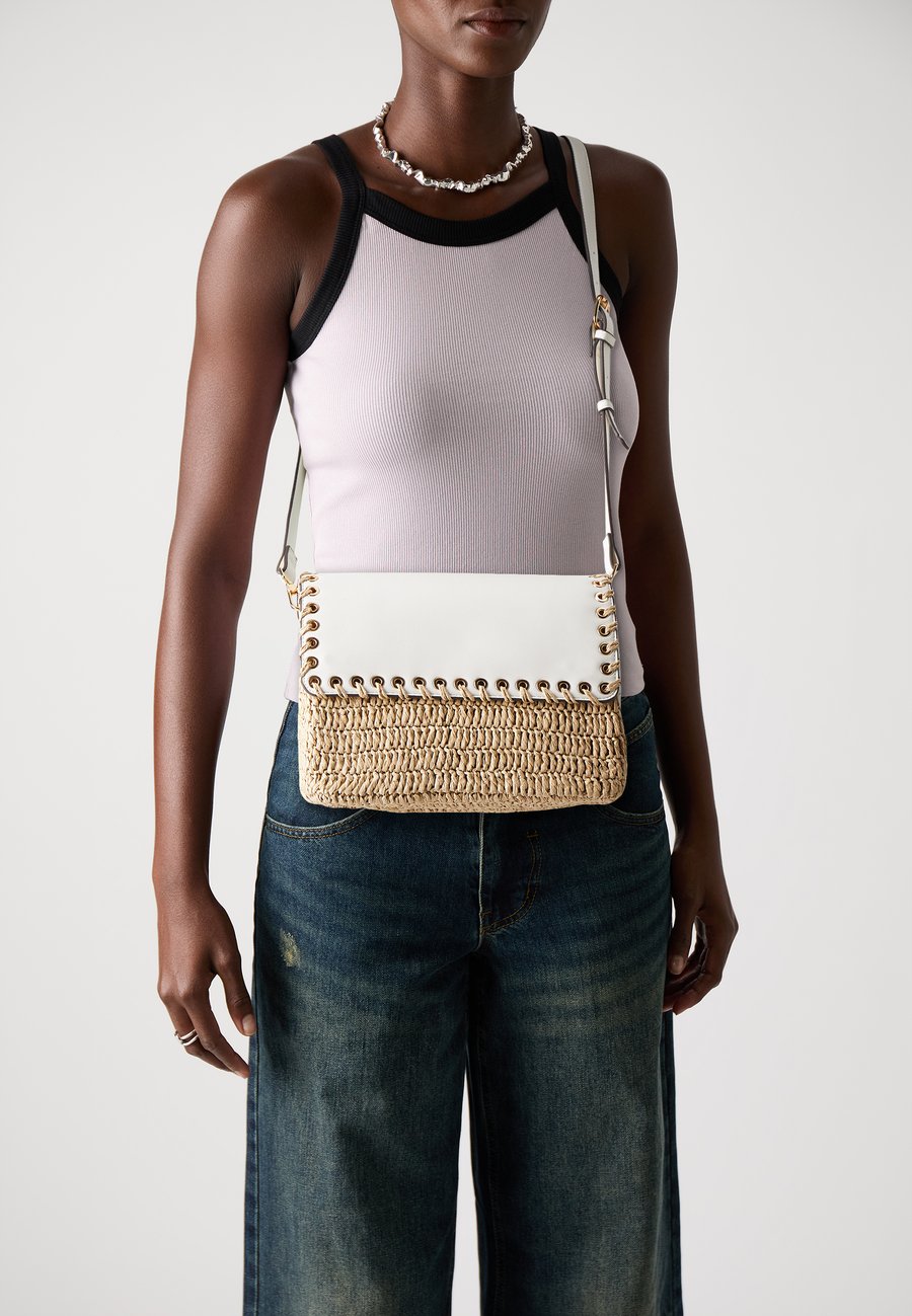 Сумка кросс-боди PARFOIS CROSSBODY BAG COLETTE, White
Сумка кросс-боди PARFOIS CROSSBODY BAG COLETTE, White