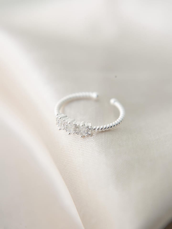 Lodie Silver Серебряное кольцо с драгоценными камнями
Lodie Silver Серебряное кольцо с драгоценными камнями