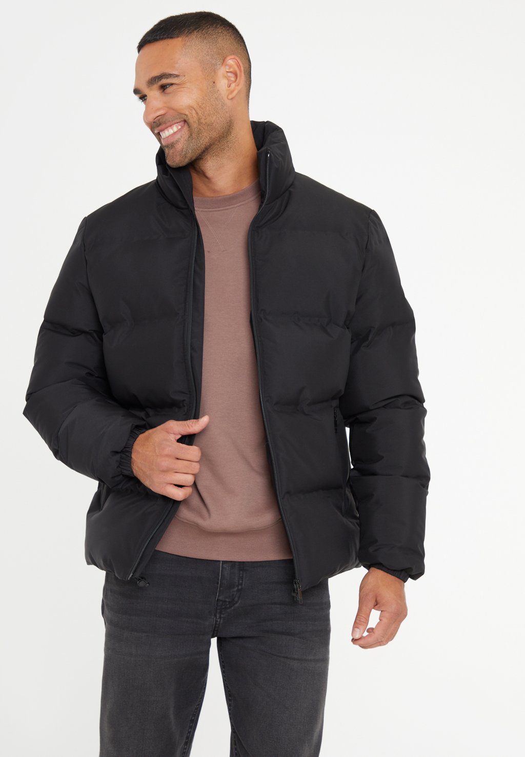 Зимняя куртка PLUM Threadbare, черный
Зимняя куртка PLUM Threadbare, черный