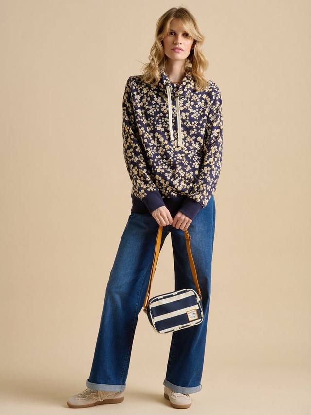 Джемпер с плавающим капюшоном в виде маргаритки на шее Brakeburn, темно-синий
Джемпер с плавающим капюшоном в виде маргаритки на шее Brakeburn, темно-синий