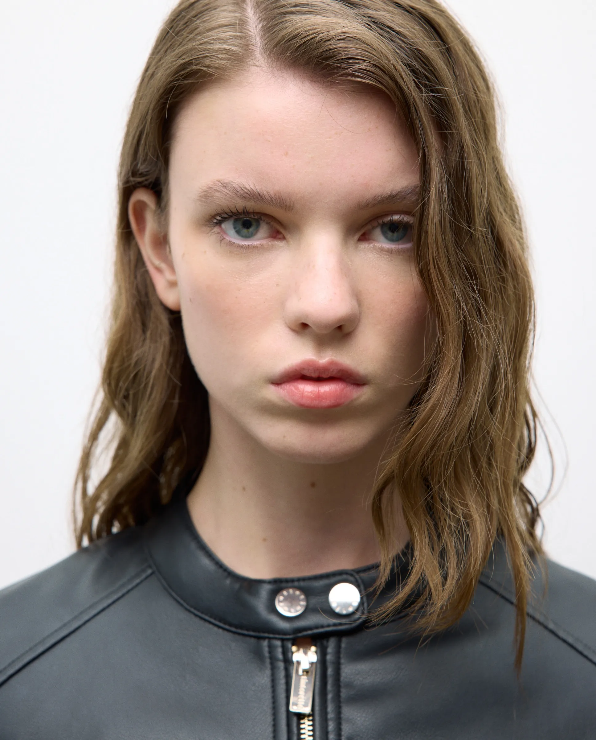 Женская кожаная байкерская куртка с молниями Tintoretto, черный
Женская кожаная байкерская куртка с молниями Tintoretto, черный