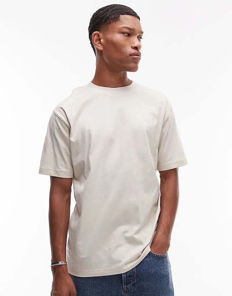 Футболка New Balance с круглым логотипом на спине бежевого цвета
Футболка New Balance с круглым логотипом на спине бежевого цвета