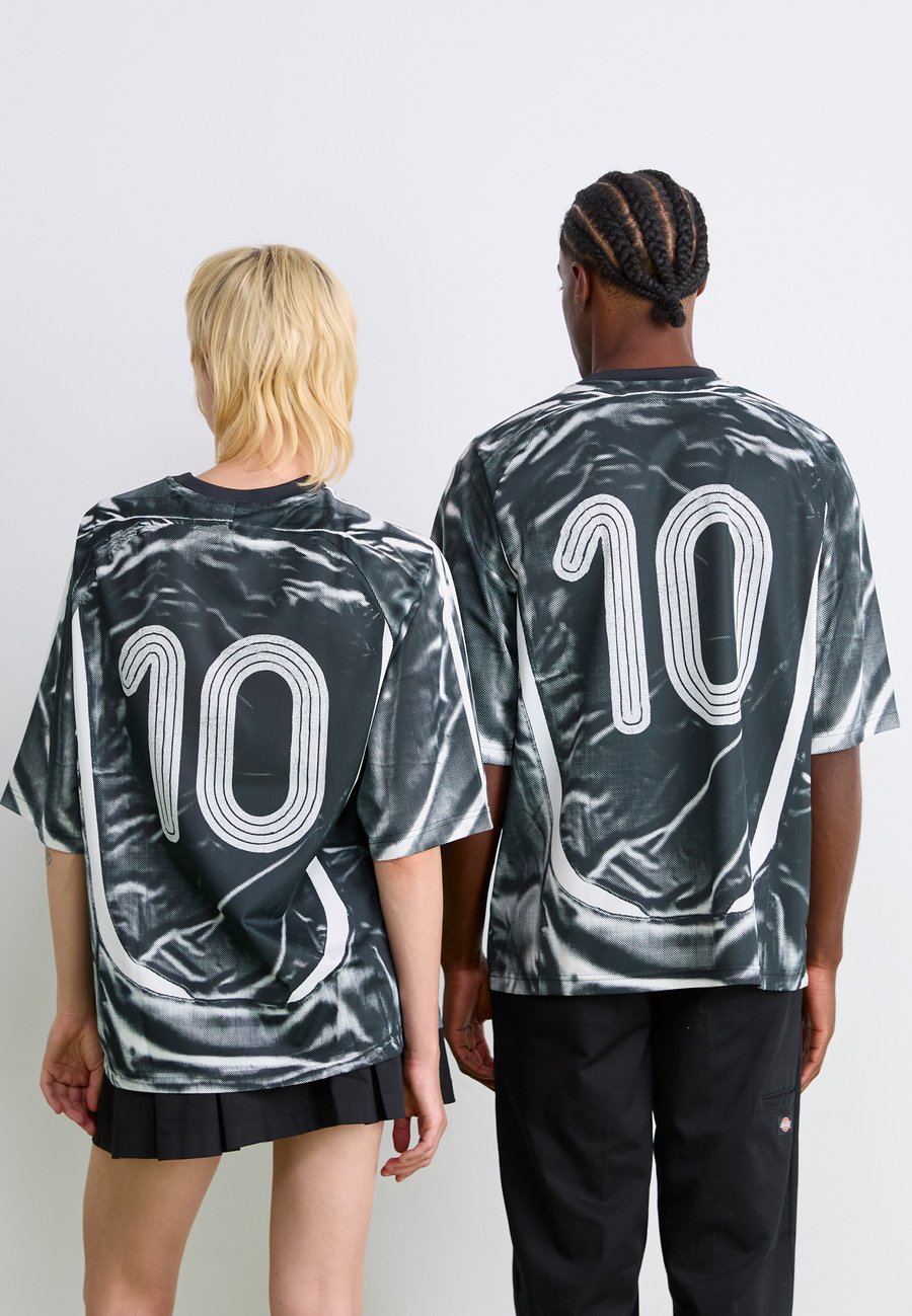 Футболка Adidas Originals ADILENIUM UNISEX, Black, Черный, Футболка Adidas Originals ADILENIUM UNISEX, Black
Футболка Adidas Originals ADILENIUM UNISEX, Black, Черный, Футболка Adidas Originals ADILENIUM UNISEX, Black