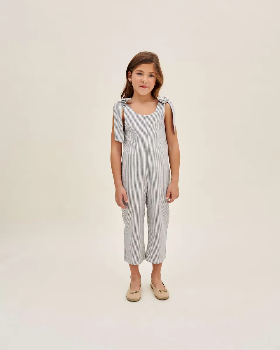 Полосатый комбинезон для девочки с бантами на плечах Dadati, черный
Полосатый комбинезон для девочки с бантами на плечах Dadati, черный