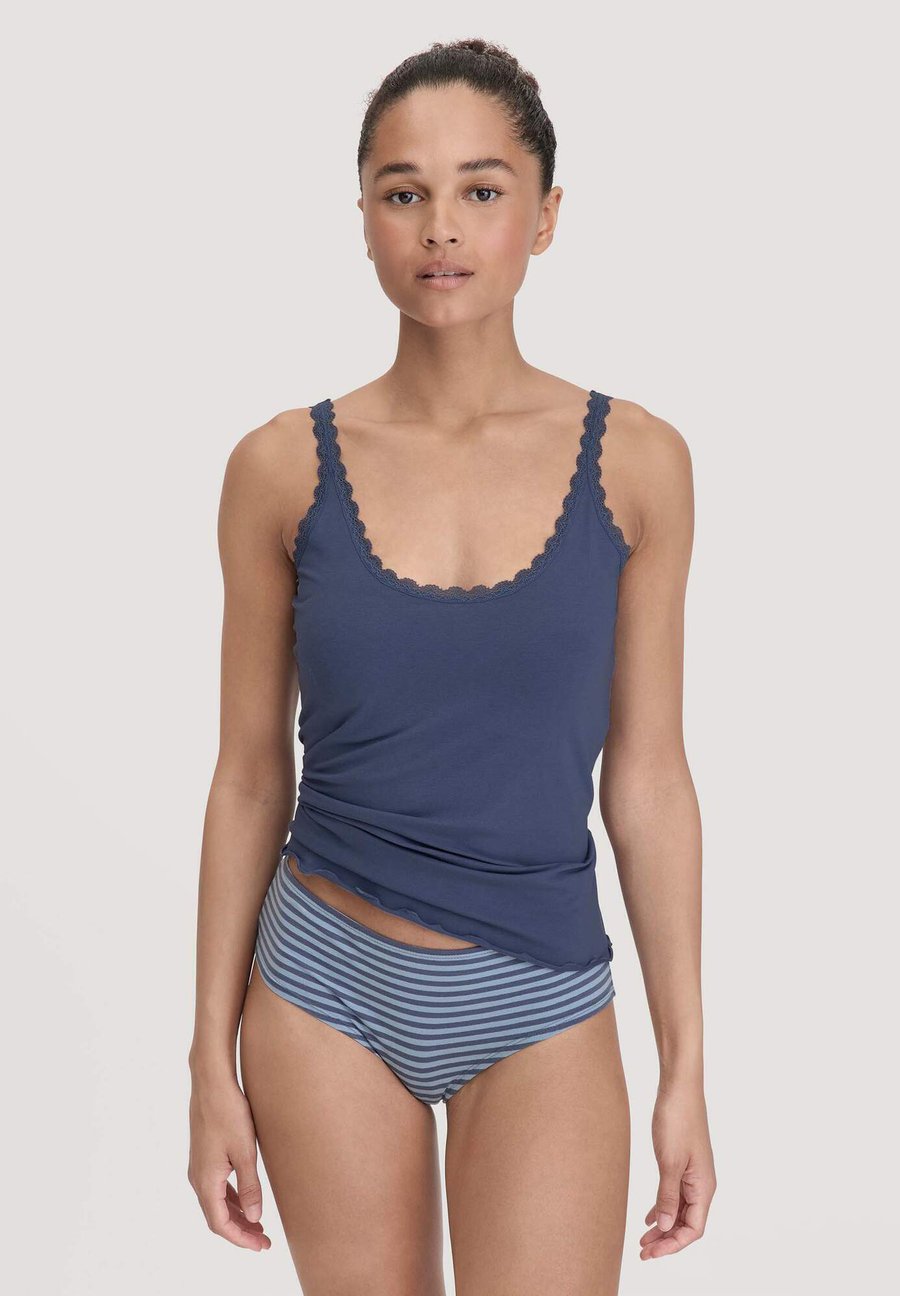 Брифы Hessnatur 3ER PACK, Indigo Blau/Blue
Брифы Hessnatur 3ER PACK, Indigo Blau/Blue