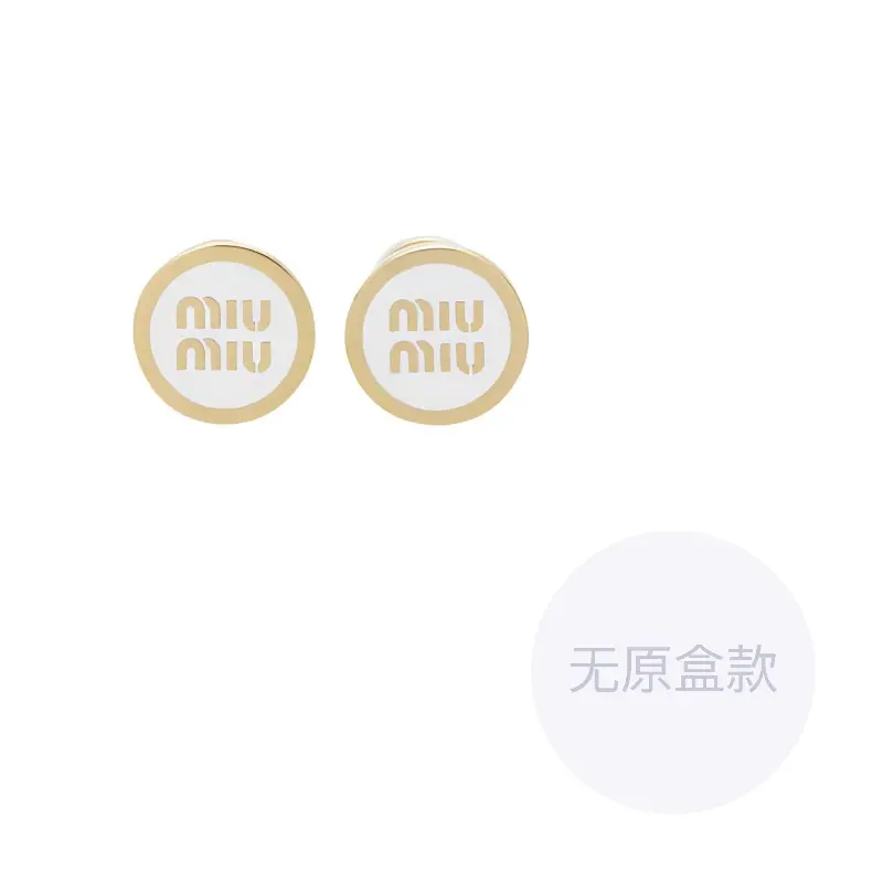 Логотип с тиснением серьги-гвоздики MIU MIU
Логотип с тиснением серьги-гвоздики MIU MIU